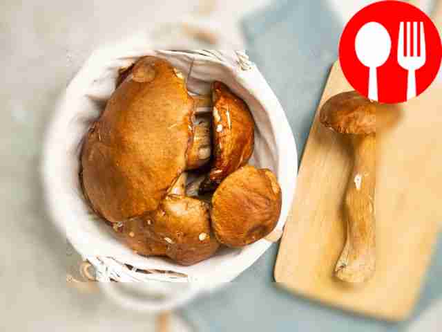 Подготовьте ингредиенты, очистите белые грибы...