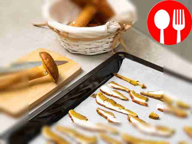 Высушите белые грибы. Очистив их, нарежьте...