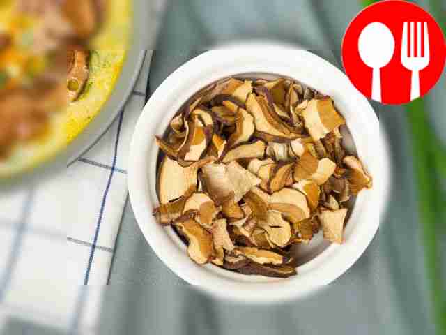 Готовые белые грибы поместите в закрывающий их...