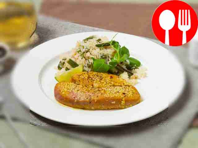 Тунец, запеченный в духовке, с кунжутом