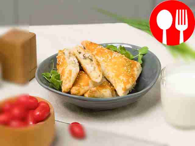 Самса с курицей, грибами и картофелем в духовке