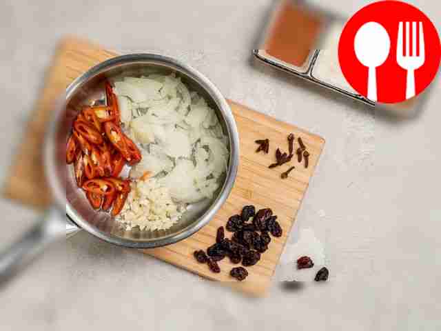 Подготовьте овощи и сухофрукты. В кастрюлю...