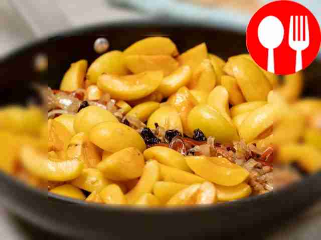 Приготовьте чатни из абрикосов. В кастрюлю...