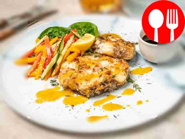 Стейк из акулы на сковороде