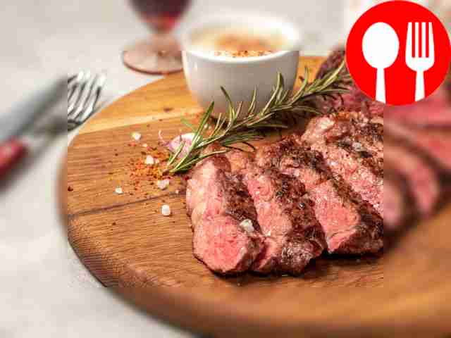 Стейк из говядины с грибным соусом