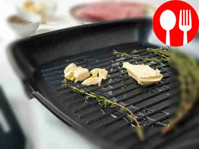 Обжарьте специи в масле. Раздавите чеснок...