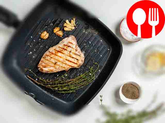 Подготовленное филе индейки выложите на...