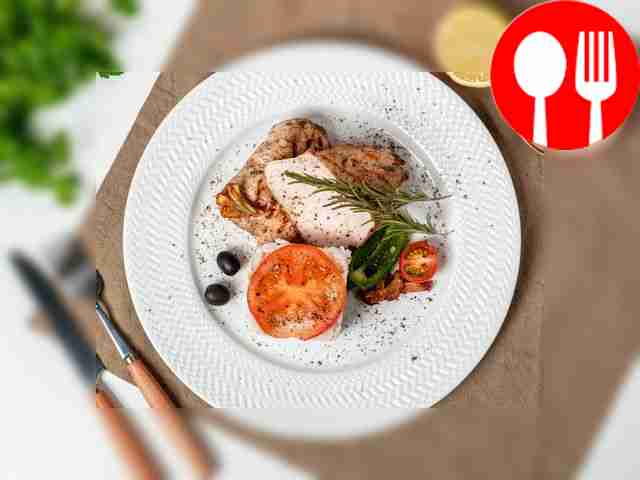 Подавайте готовые стейки из индейки с гарниром...