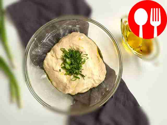 Замесите тесто. Зеленый лук мелко нашинкуйте....