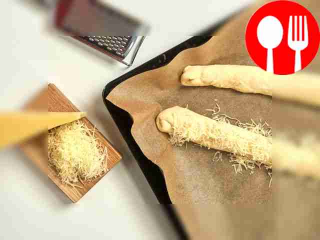 Разогрейте духовку до 230°C. Натрите пармезан...