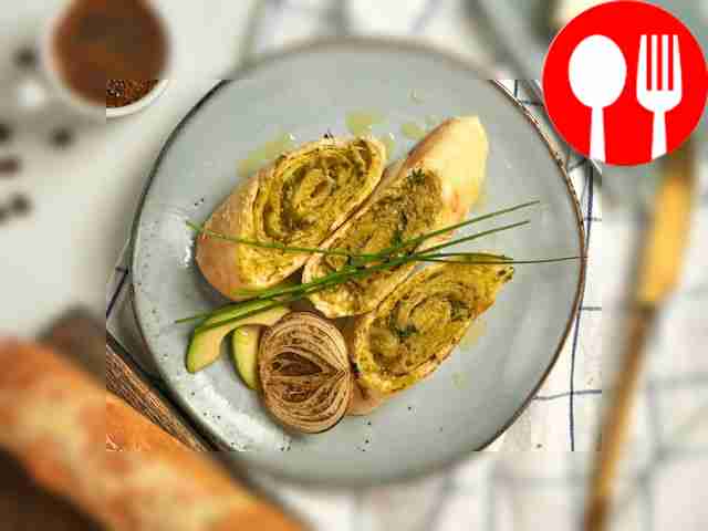 Нарежьте готовые багеты на довольно крупные...