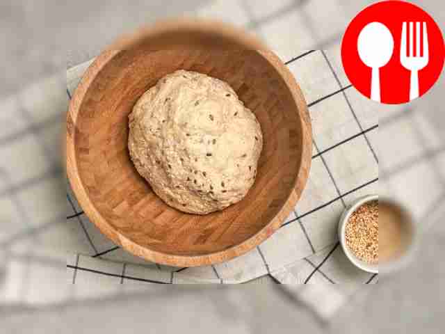 Приготовьте тесто. В миску вбейте яйца. Влейте...