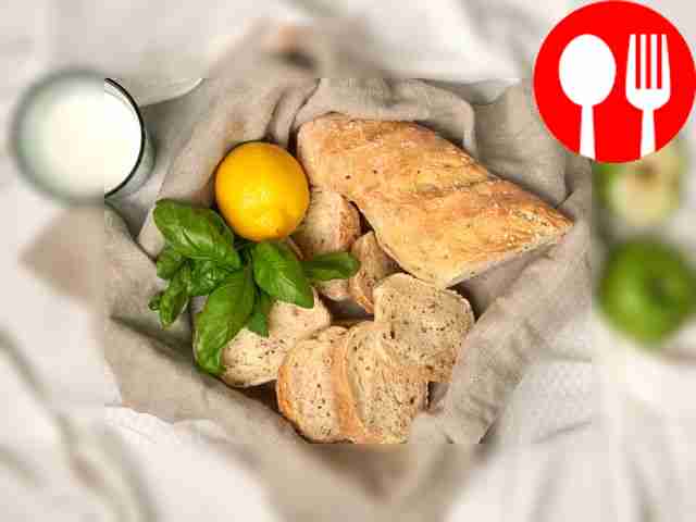 Остывший багет нарежьте на ломтики и подайте к столу.