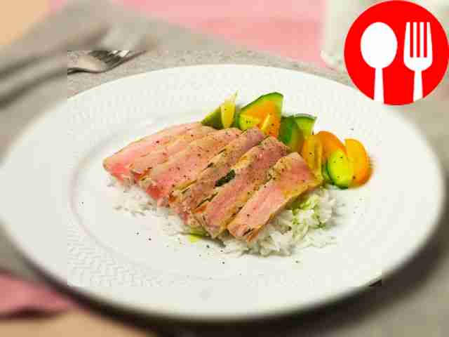 Тунец на гриле с травами