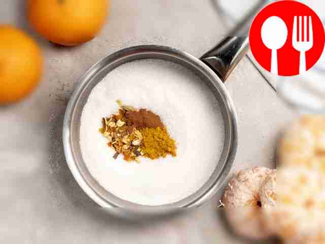 Приготовьте сироп. В кастрюле среднего размера...