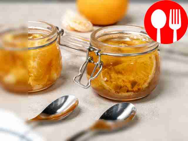 Перед подачей выньте дольки мандаринов,...