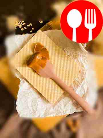 Смажьте вафельные коржи начинкой (варёной...