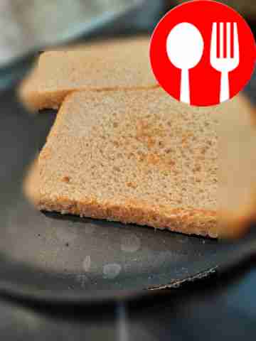 Обжарьте ломтики хлеба на сухой сковороде до...