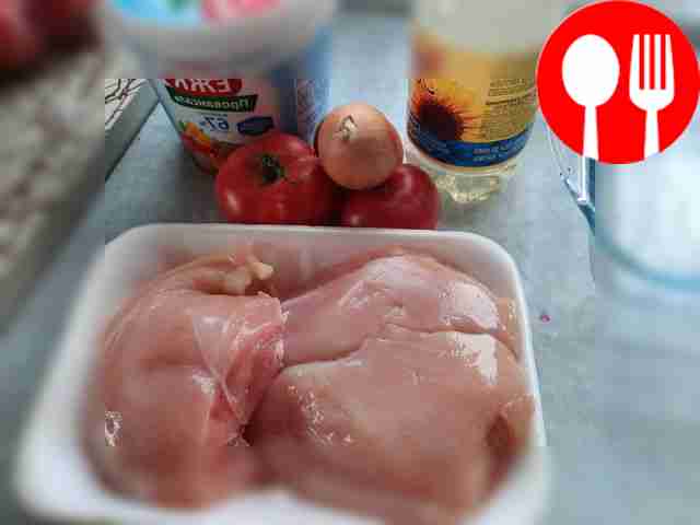 Очистите лук и порежьте его. Промойте помидоры.