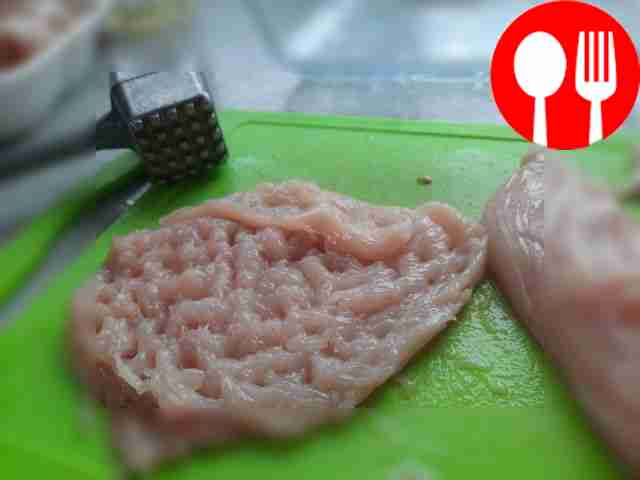 Отбей куриное филе, уложи его в форму для...