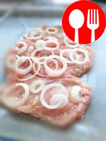 На верхний слой выложите кольца лука. Далее...