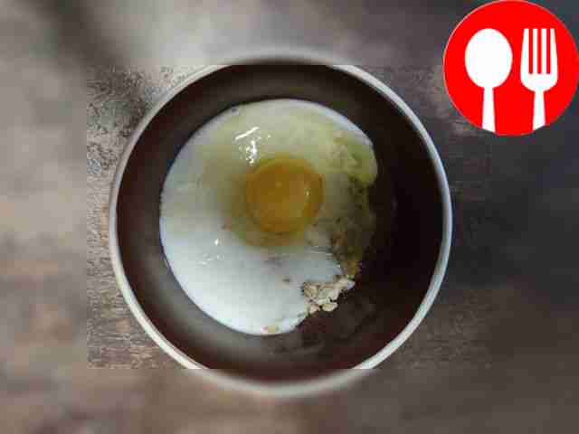 В чаше соедините яйцо, овсянку и кефир,...