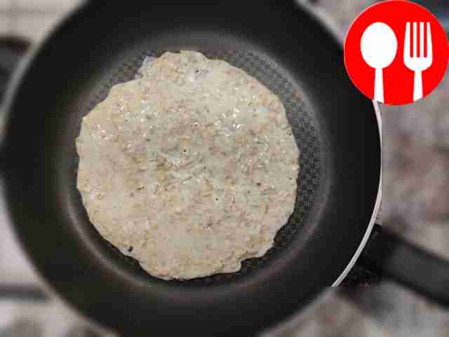 В заранее разогретую чистую сковороду выложите...