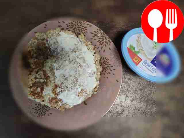 Покройте половину блинчика творожным сыром.