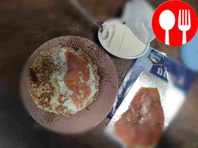 Разложите на смазанном блинчике кусочки рыбы и...