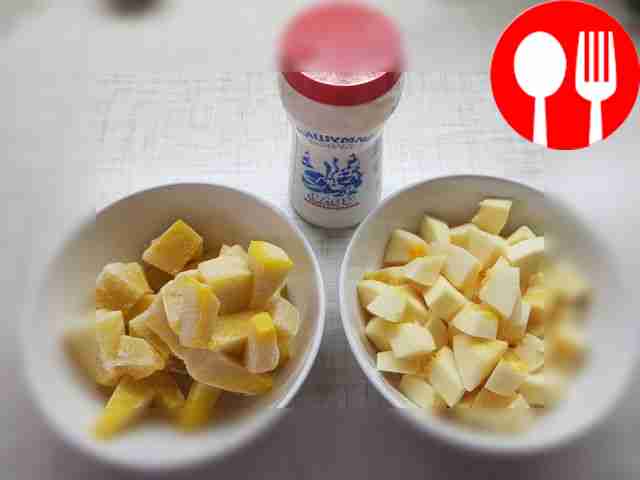 Промойте овощи, очистите их и нарежьте кубиками.