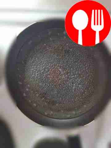 Поставьте на плиту сковороду с водой. Как...