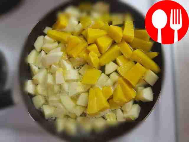 Пусть кабачок и тыква покипят примерно...