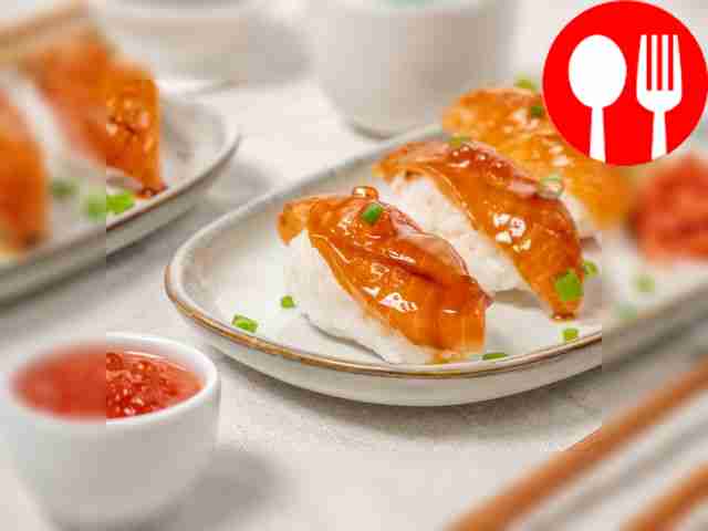 Суши с лососем и икрой