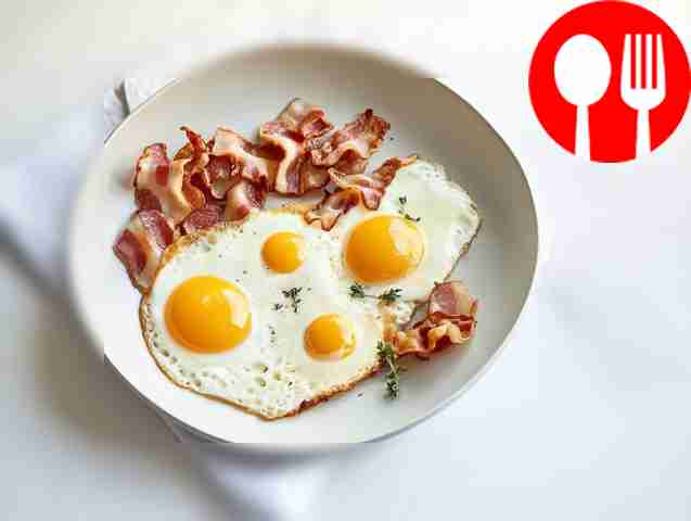Глазунья с перепелиными яйцами, беконом и зеленью