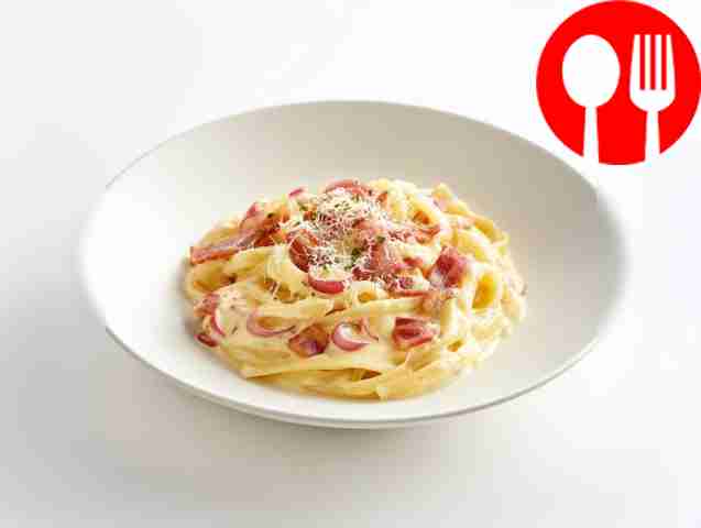 Паста с беконом и маринованным луком