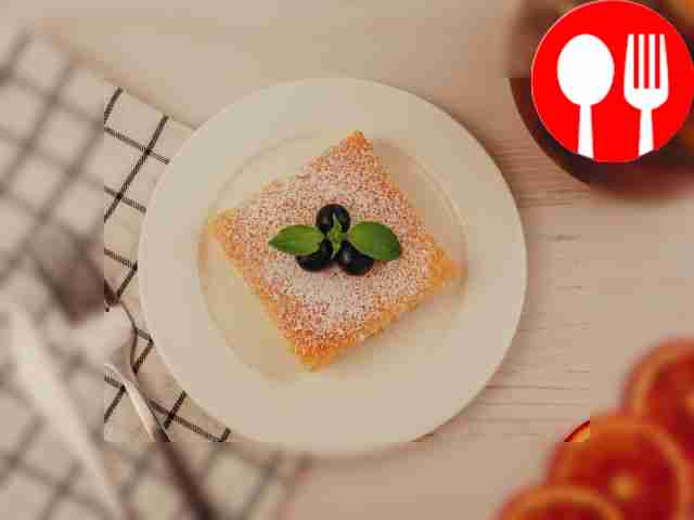 Перед подачей украсьте бисквит сахарной...