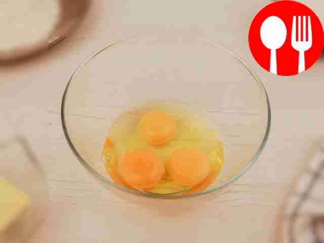 Вбейте куриные яйца в глубокую миску.