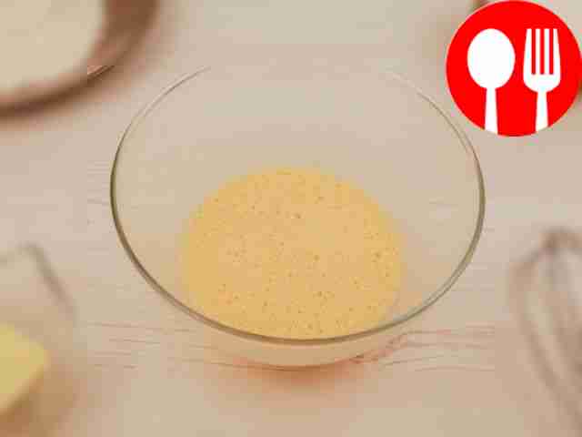 Взбейте яйца до однородной массы при помощи...