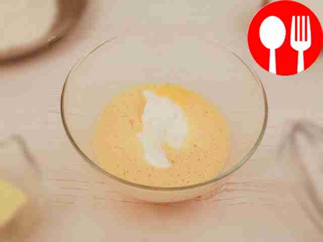 - Добавьте сметану к яйцам. 
- Введите сметану...