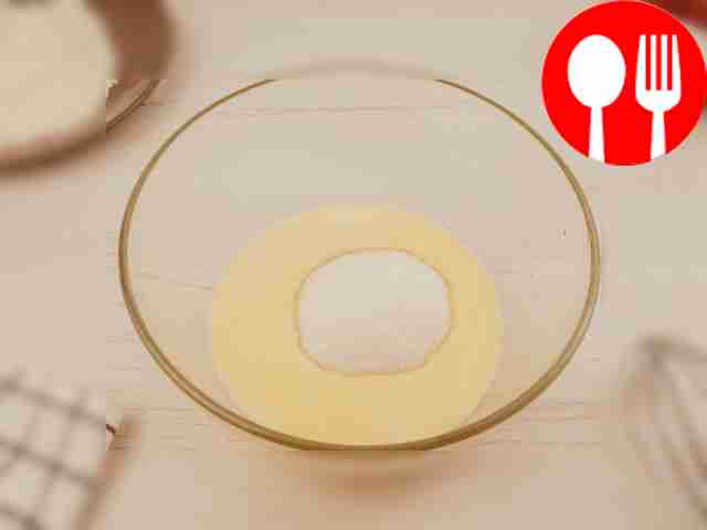 Всыпьте сахар в миску.