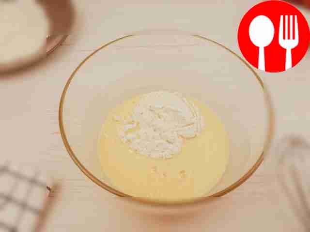 Всыпьте в миску просеянную муку.