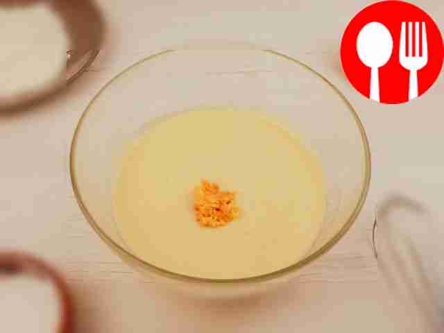 Вмешайте в тесто мелко нарезанную цедру апельсина.