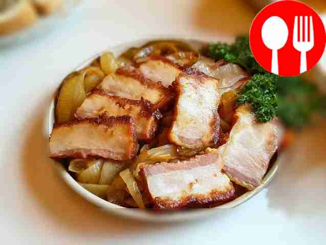 Сытное сало с луком на сковороде