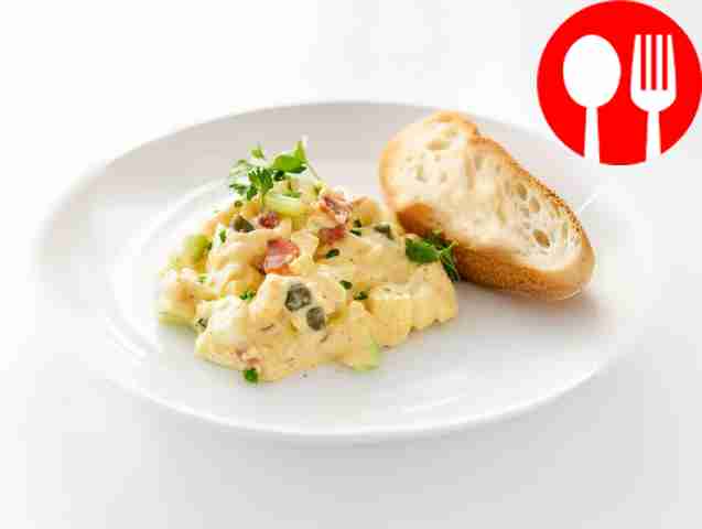 Яичный салат с хрустящим беконом, сельдереем и карри