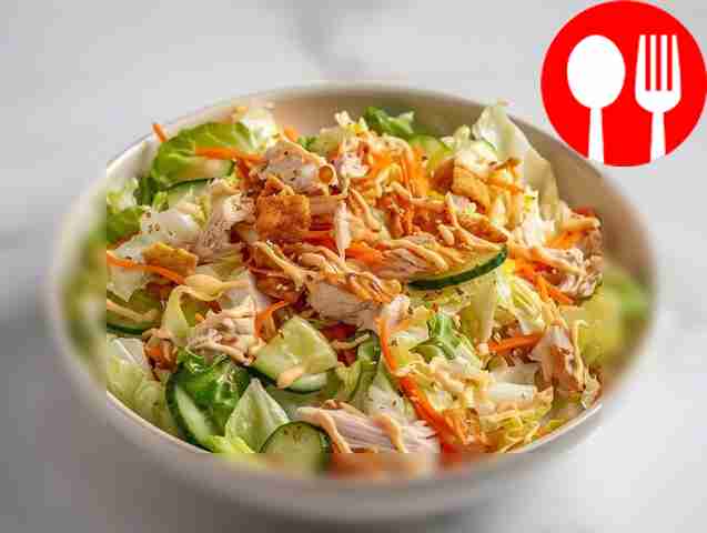 Легкий салат из пекинской капусты с курицей и сухариками