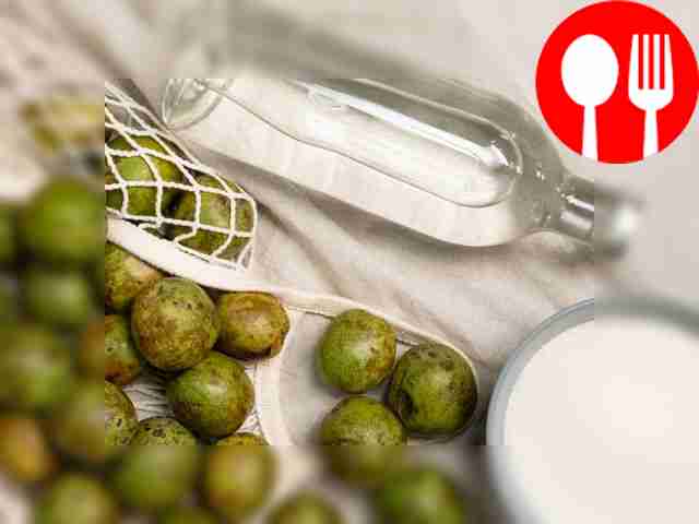 Промойте зеленые орехи и разрежьте их пополам....