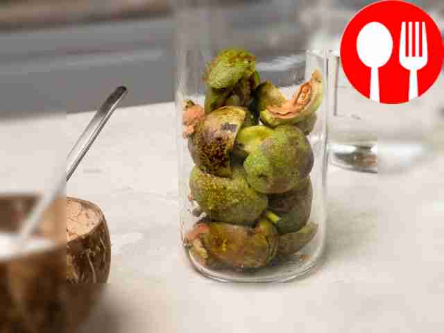 Смешайте ингредиенты. Поместите нарезанные...