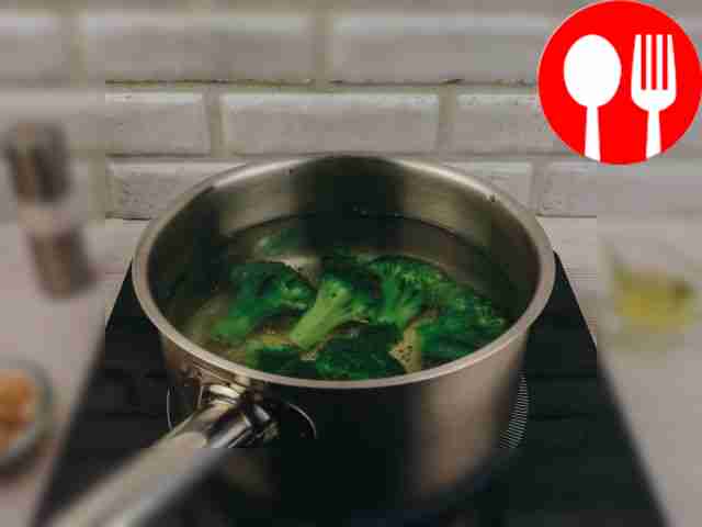 Опустите брокколи в кипящую подсоленную воду и...