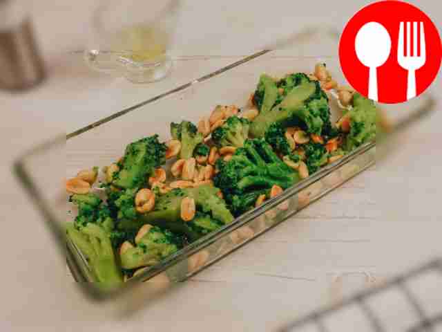 Выложите брокколи в форму для запекания,...