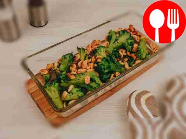 - Готовьте брокколи в духовке 20–25 минут.  
-...